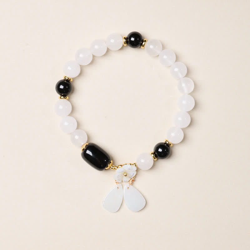 Buddha Stones Elegantes Armband aus weißem Chalcedon und schwarzem Achat mit floralem Anhänger - image 1