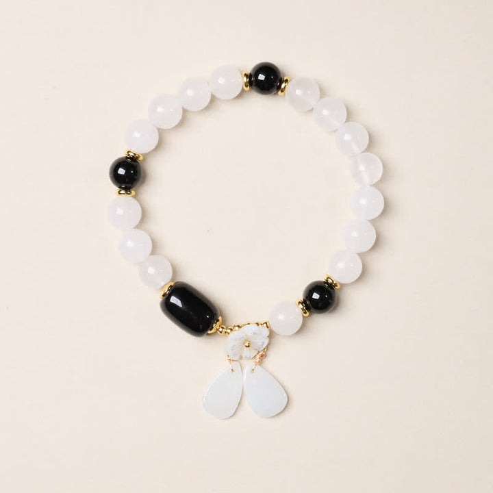 Buddha Stones Elegantes Armband aus weißem Chalcedon und schwarzem Achat mit floralem Anhänger - image 1