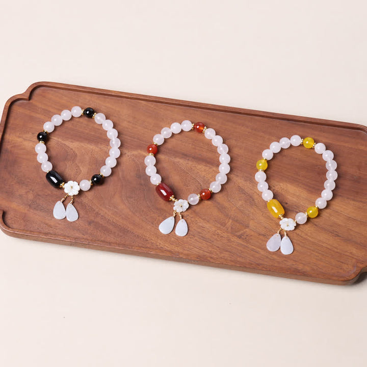 Buddha Stones Elegantes Armband aus weißem Chalcedon und schwarzem Achat mit floralem Anhänger - image 13