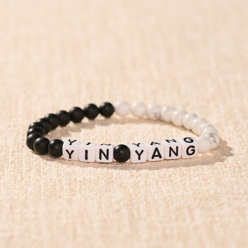 Buddha Stones Armband aus weißen, türkisfarbenen, mattierten Steinen mit Yin-Yang-Buchstaben – ein Segensarmband - image 1