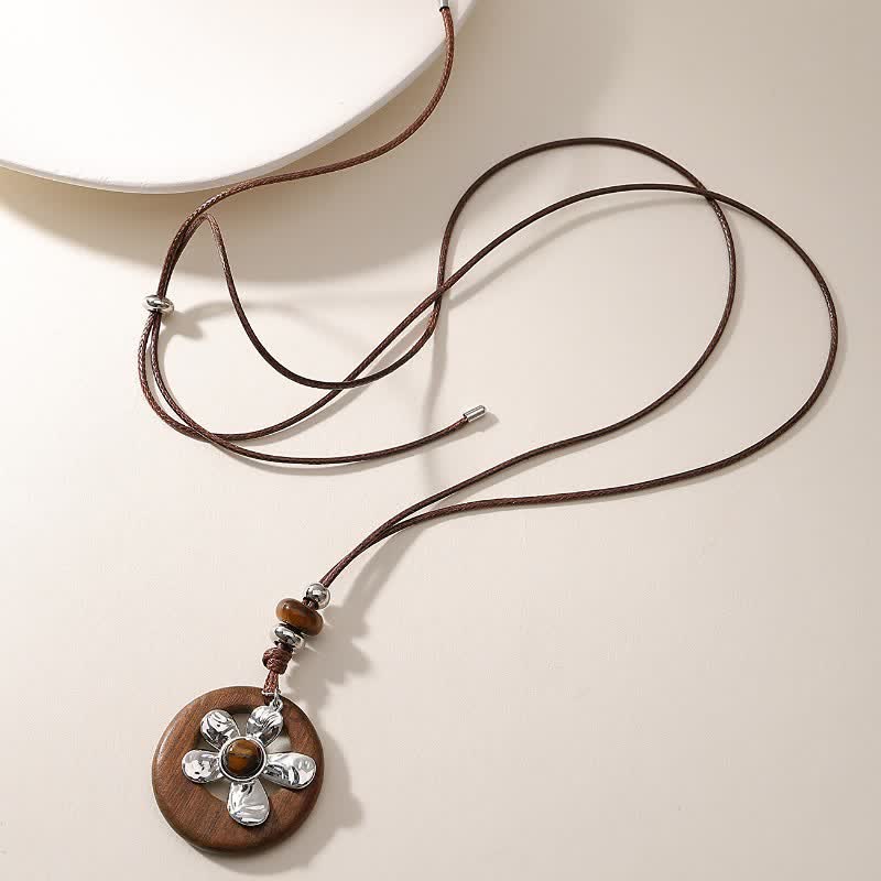 Buddha Stones Vintage Sandelholz-Halskette mit floralem Anhänger zum Schutz und Erdung - Blume - image 0