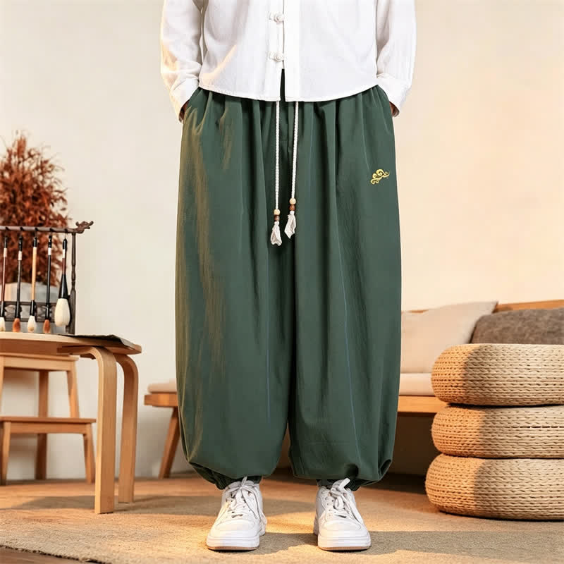 Buddha Stones Lässige, minimalistische Herren-Haremshose mit Taschen und Kordelzug, einfarbiger Stickerei und Wolkenmotiv - image 1