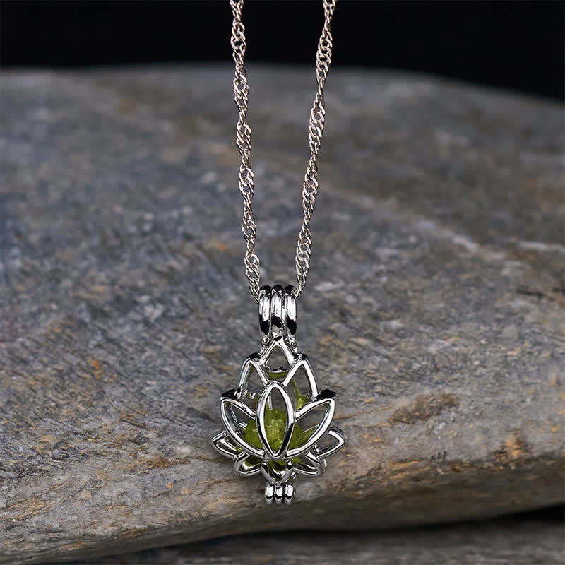 Buddha Stones Minimalistische Lotus-Anhänger-Halskette aus Prehnit-Titanstahl – Symbol der Erleuchtung - image 1