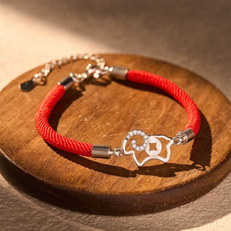 Buddha Stones Geflochtenes rotes Armband mit Ziegen-Sternzeichen-Anhänger und Stärke - Roter Faden (Schutz ♥ Glück) - image 0