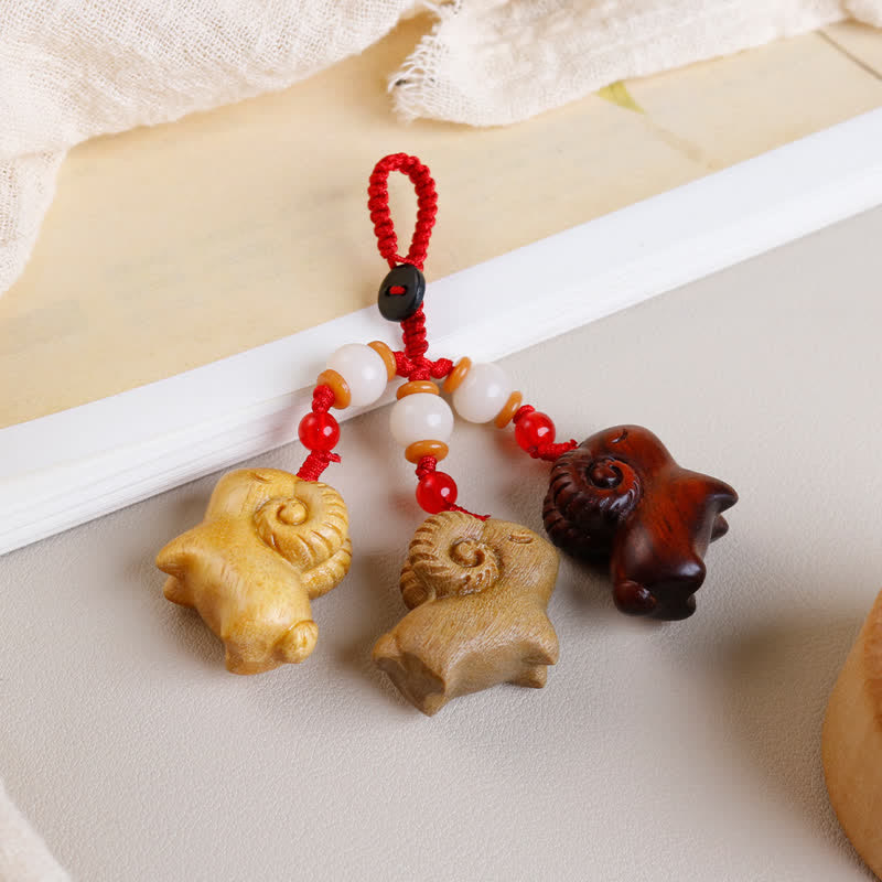 Buddha Stones Handgeschnitzte Schlüsselanhänger aus Sandelholz und Ebenholz mit drei Ziegen als Symbol des Wohlstands - Drei Ziegen - image 0