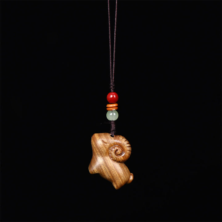 Buddha Stones Schlüsselanhänger aus rotem und grünem Sandelholz mit Ziegenmotiv, handgeschnitzt, Glücksbringer - Einfaches Seil - Grünes Sandelholz - image 3