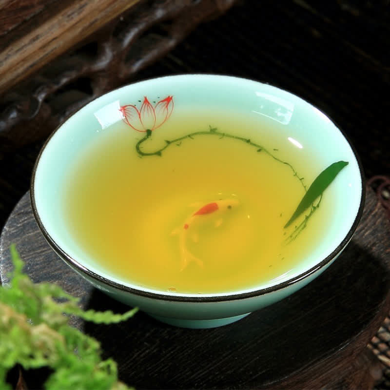 Buddha Stones Handbemalte Celadon-Keramik-Teetasse mit Lotus-Koi-Motiv (Douli) - image 0