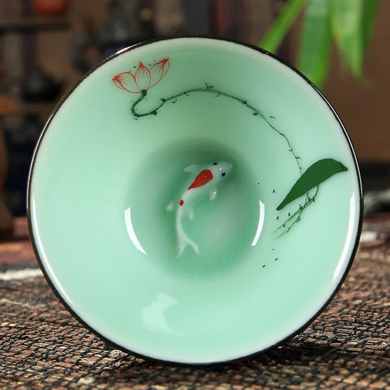 Buddha Stones Handbemalte Celadon-Keramik-Teetasse mit Lotus-Koi-Motiv (Douli) - Drei Lotus - image 1