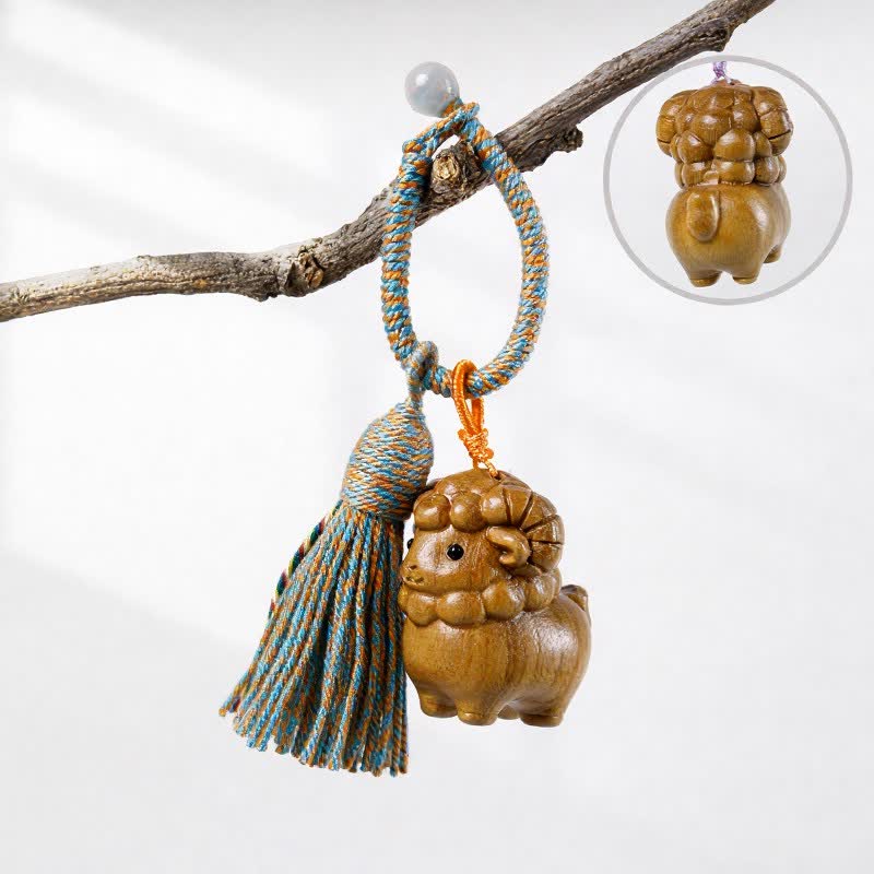 Buddha Stones Handgeschnitzte Schlüsselanhänger aus grünem Sandelholz, Regenbogen-Eukalyptusholz und Ziegen-Glücksbringer mit Quaste - Grünes Sandelholz - Orange Blau - image 1