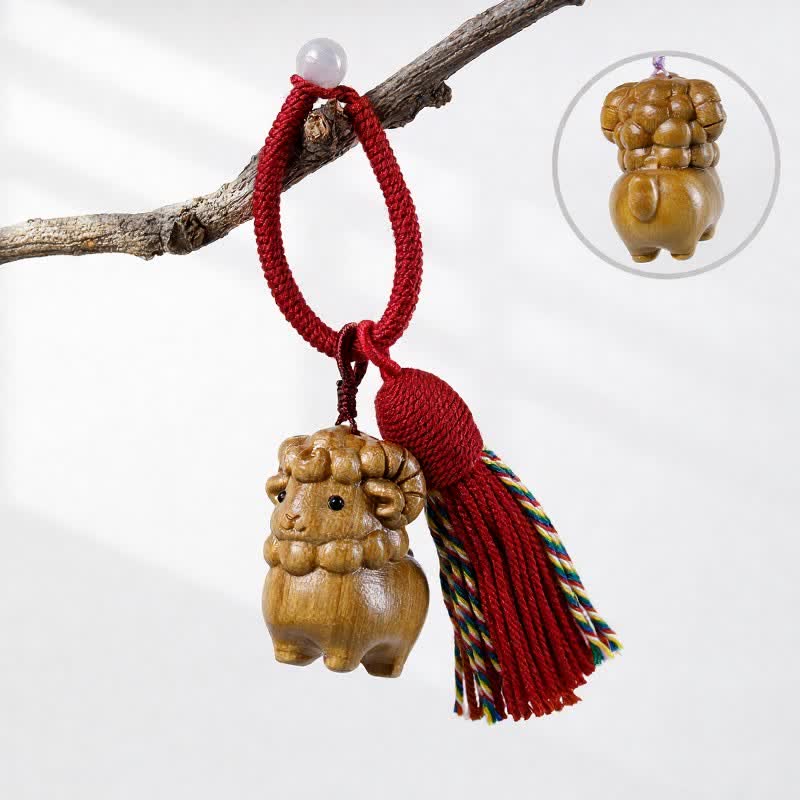 Buddha Stones Handgeschnitzte Schlüsselanhänger aus grünem Sandelholz, Regenbogen-Eukalyptusholz und Ziegen-Glücksbringer mit Quaste - Grünes Sandelholz - Rot - image 0