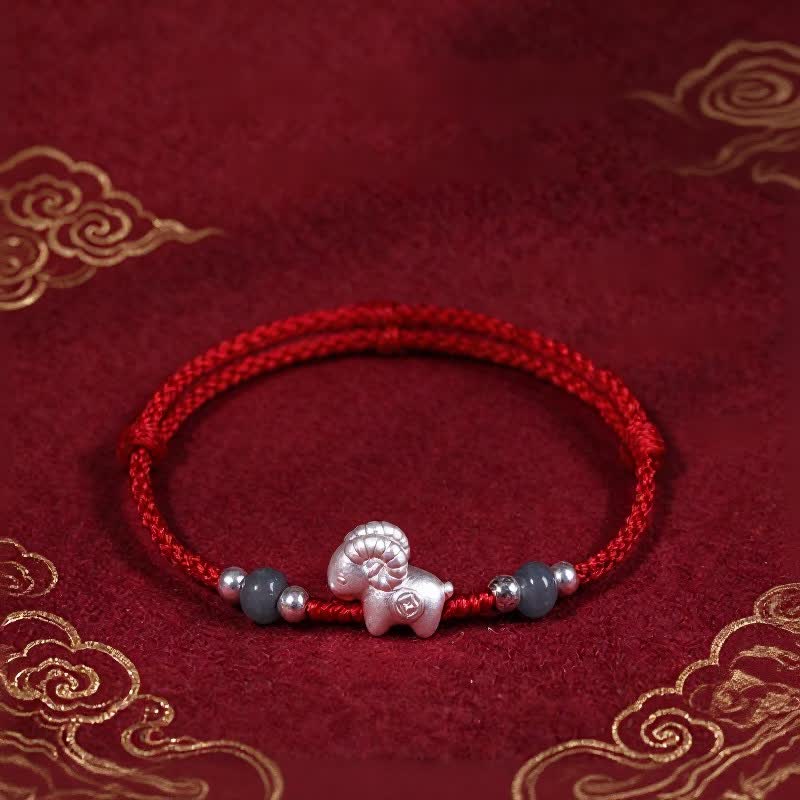 Buddha Stones Jahr des Schafes – Handgewebtes Armband aus 999er Sterlingsilber mit rotem Faden, Symbol für chinesisches Tierkreiszeichen und Glücksbringer für das Schaf. - Rot (Handgelenkumfang: 15-17 cm) - image 0