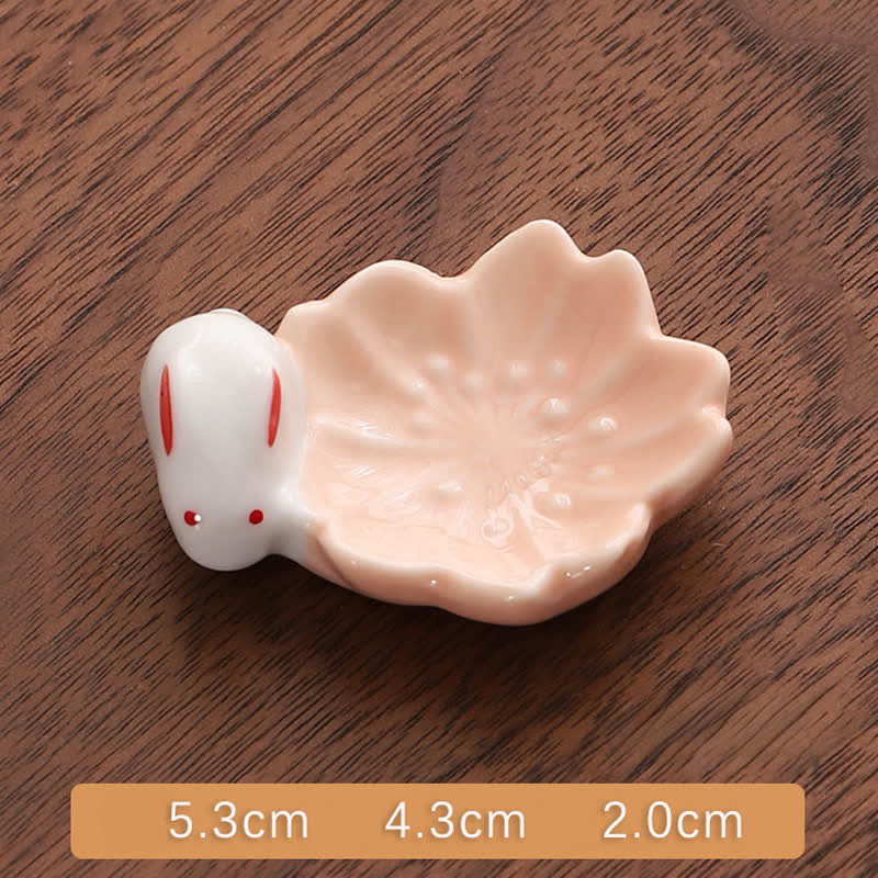 Buddha Stones Kleiner Essstäbchenhalter aus Keramik im Sakura-Hasen-Stil - Orangefarbener Sakura-Hase, ca. 5,3 × 4,3 × 2,0 cm - Keramik - image 1