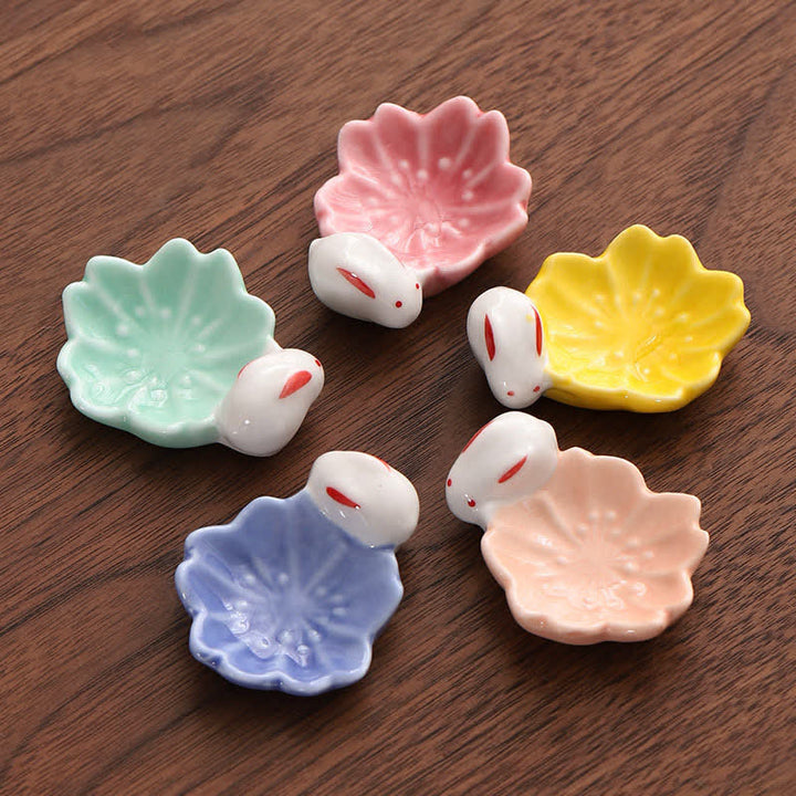 Buddha Stones Kleiner Essstäbchenhalter aus Keramik im Sakura-Hasen-Stil - image 0