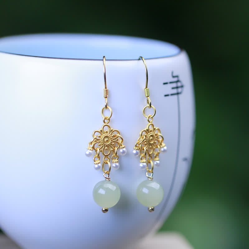 Glückstropfen-Ohrhänger mit Hetian-Jade-Blumenmuster, 14 Karat vergoldet - image 1