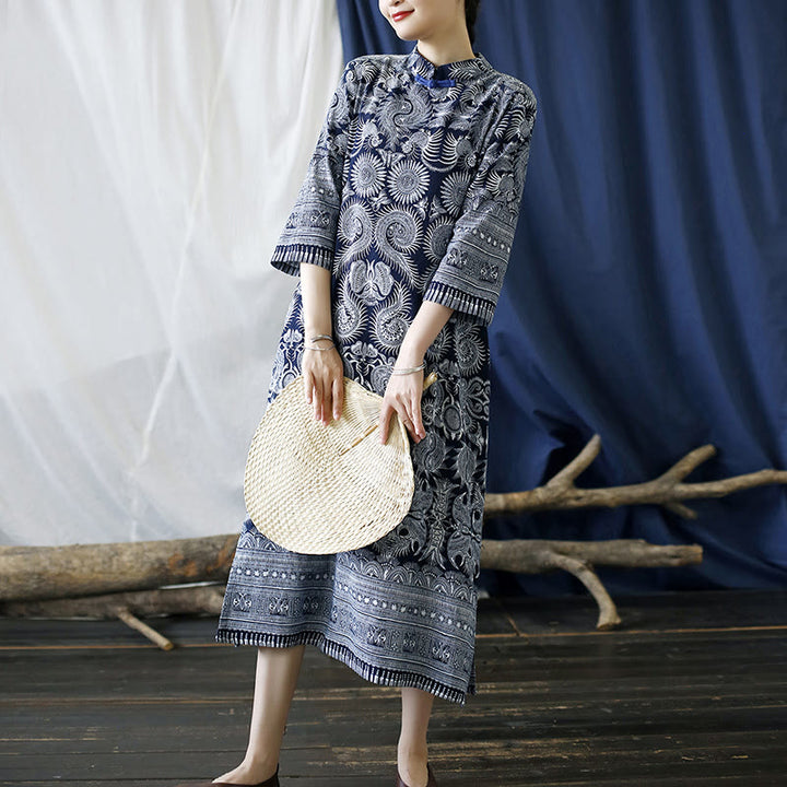 Buddha Stones – Midikleid mit Blumenmuster und Froschknöpfen, Blau /Weiß, Dreiviertelärmel, Batikkleid aus Leinen mit Taschen