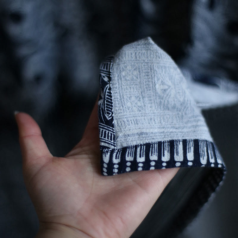 Buddha Stones – Midikleid mit Porzellanmuster in Blau und Weiß mit Froschknöpfen, Dreiviertelärmeln, Leinen-Batikkleid mit Taschen