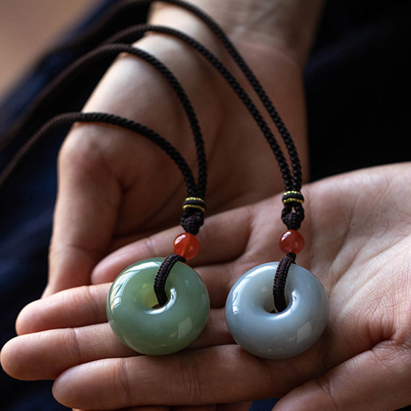 Natürlicher runder Jade-Halskettenanhänger aus grauer Jade mit Friedensschnalle und Glücksbringer - image 20