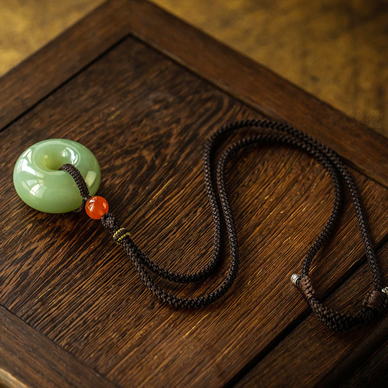 Natürlicher runder Jade-Halskettenanhänger aus grauer Jade mit Friedensschnalle und Glücksbringer - image 8