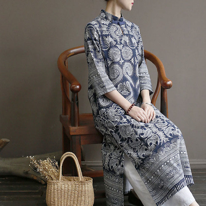 Buddha Stones – Midikleid mit Porzellanmuster in Blau und Weiß mit Froschknöpfen, Dreiviertelärmeln, Leinen-Batikkleid mit Taschen