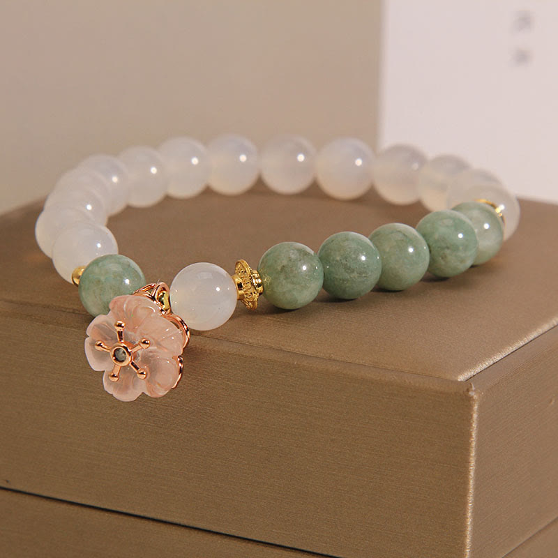 Armband mit Buddha-Steinen , Weiß Achat und Jade, Blumen-Charme, Glücks- und Schutzsymbol