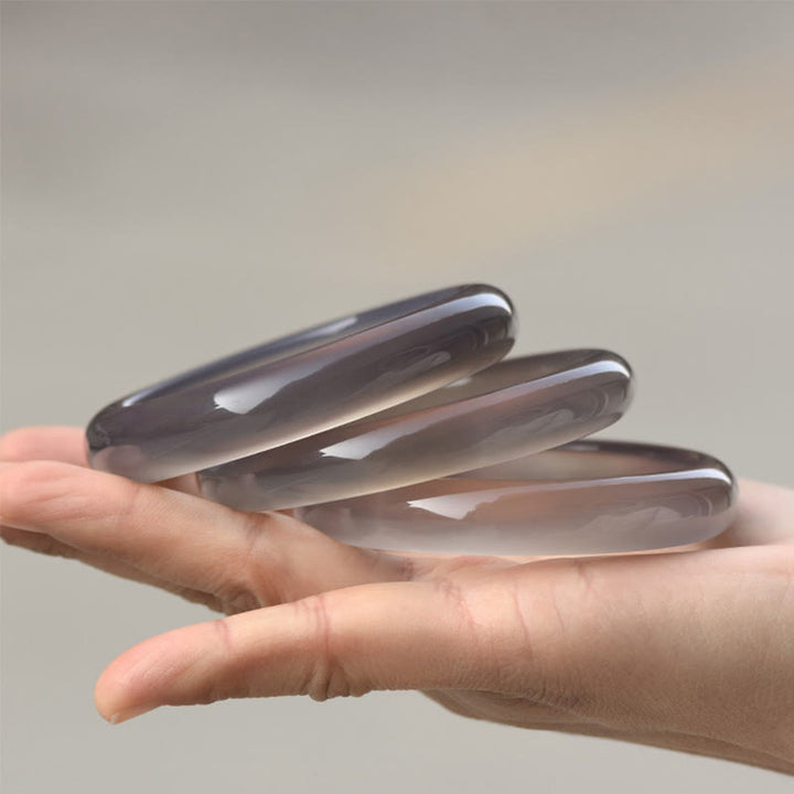 Buddha Stones Naturgrauer Chalcedon-Harmonie-Armreif - image 0