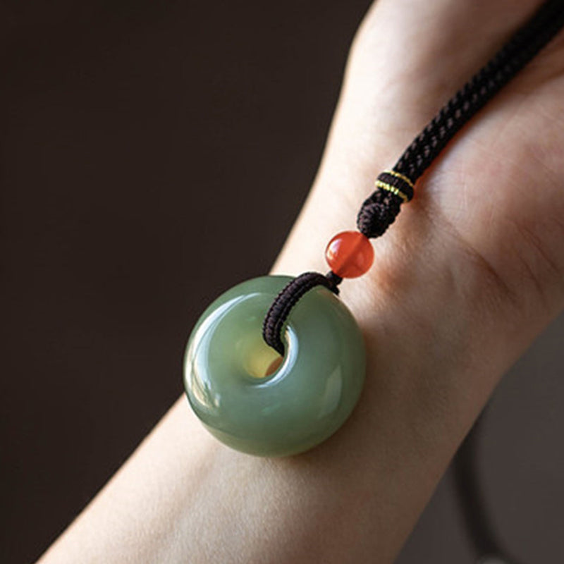 Natürlicher runder Jade-Halskettenanhänger aus grauer Jade mit Friedensschnalle und Glücksbringer - image 7