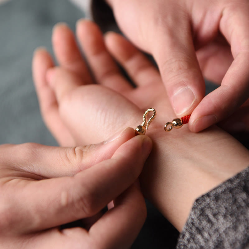 Buddha Stones 14K vergoldetes Kupfermünzen-Glocken-Granat-handgefertigtes rotes Seilarmband