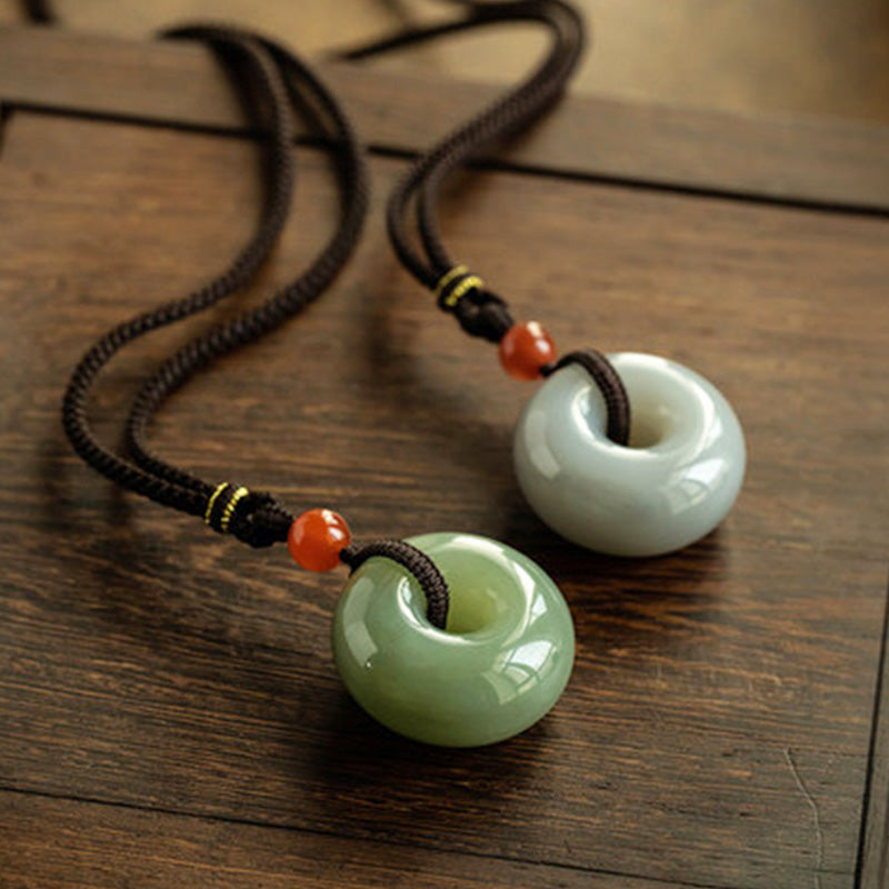 Natürlicher runder Jade-Halskettenanhänger aus grauer Jade mit Friedensschnalle und Glücksbringer - image 2