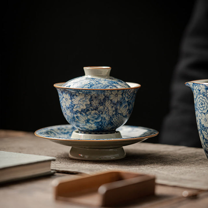 Buddha Stones Vintage Blaues und Weiß Porzellan Pfirsichblüte Lotus Pfingstrose Keramik Gaiwan Sancai Teetasse Kung Fu Teetasse und Untertasse mit Deckel - 9,3 cm × 9,8 cm × 150 ml (Untertasse 13,3 cm) - image 0