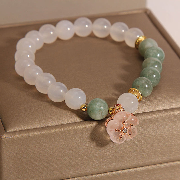 Buddha Stones Armband mit Weiß Achat und Jade-Blumenanhänger, Glücks- und Schutzsymbol