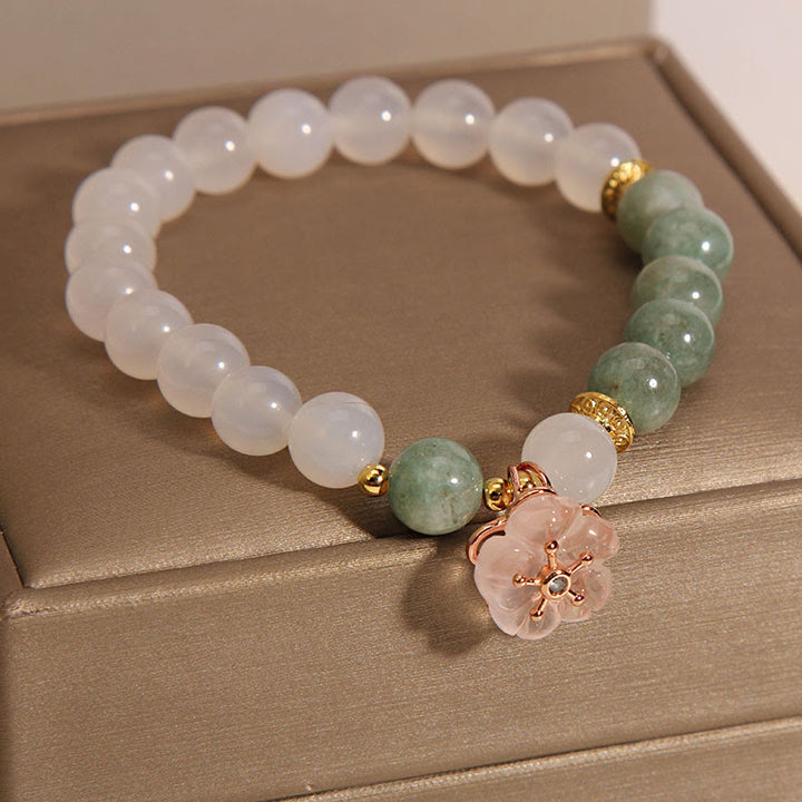 Armband mit Buddha-Steinen , Weiß Achat und Jade, Blumen-Charme, Glücks- und Schutzsymbol