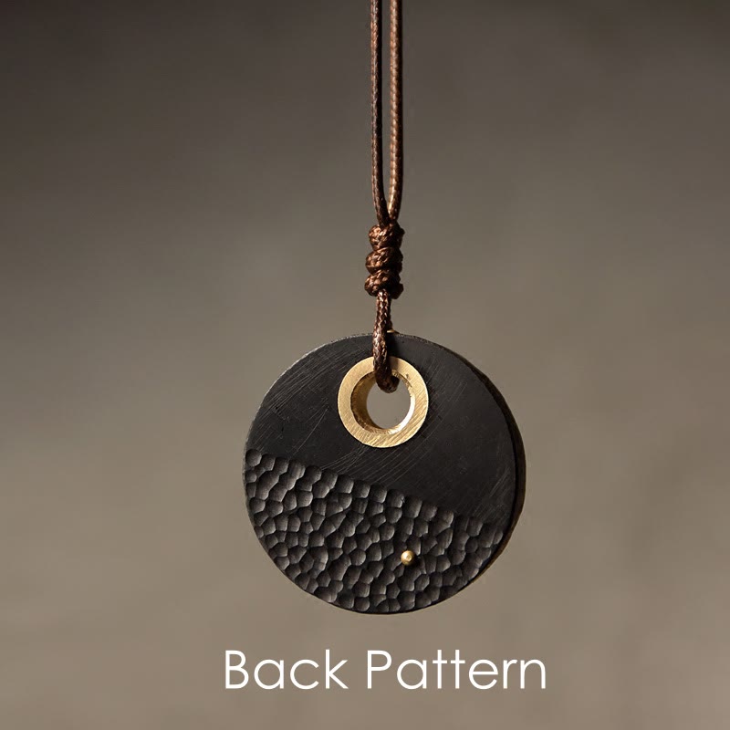 Handgefertigter runder Friedensanhänger aus Ebenholz, Messing und Kupfer mit Buddha Stones - image 1