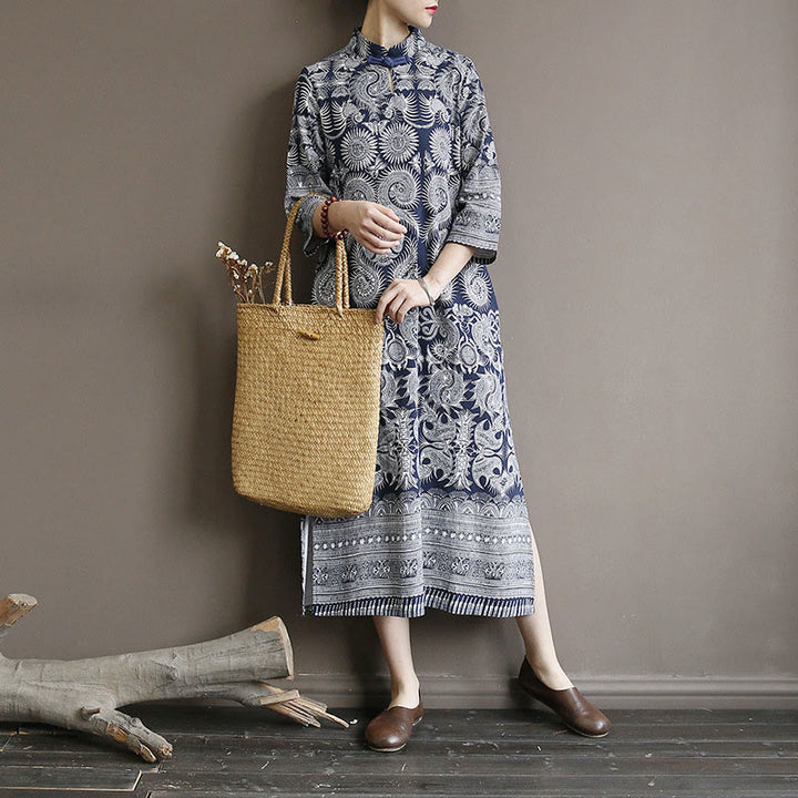 Buddha Stones – Midikleid mit Porzellanmuster in Blau und Weiß mit Froschknöpfen, Dreiviertelärmeln, Leinen-Batikkleid mit Taschen