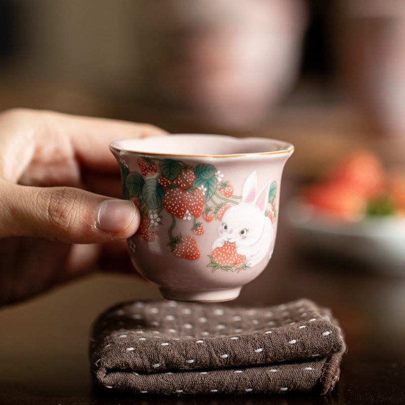 Buddha Stones Süße Keramik-Teetasse mit Erdbeer-Hasenblüte, Kung-Fu-Teetasse, 55 ml