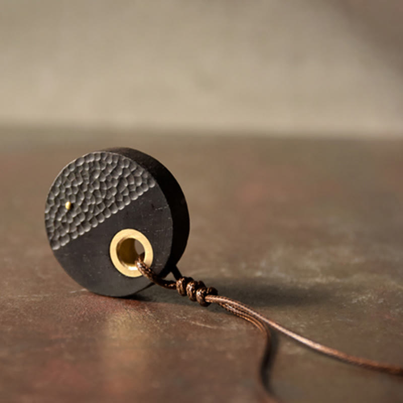 Handgefertigter runder Friedensanhänger aus Ebenholz, Messing und Kupfer mit Buddha Stones - image 4