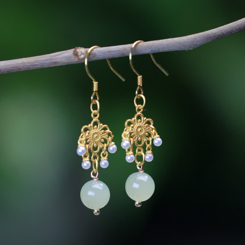 Glückstropfen-Ohrhänger mit Hetian-Jade-Blumenmuster, 14 Karat vergoldet - image 0