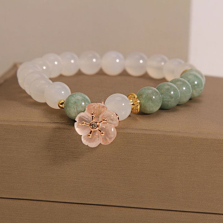 Armband mit Buddha-Steinen , Weiß Achat und Jade, Blumen-Charme, Glücks- und Schutzsymbol