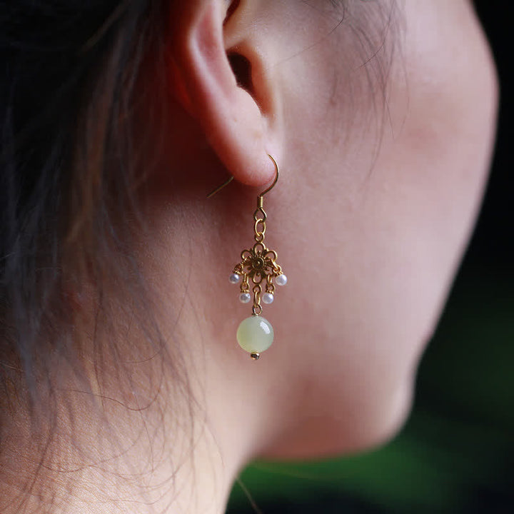 Glückstropfen-Ohrhänger mit Hetian-Jade-Blumenmuster, 14 Karat vergoldet - image 2