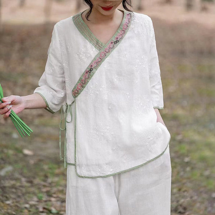 T-Shirt mit V-Ausschnitt und Blumenstickerei aus Ramie mit Dreiviertelärmeln und Schnürung aus Buddha-Steine