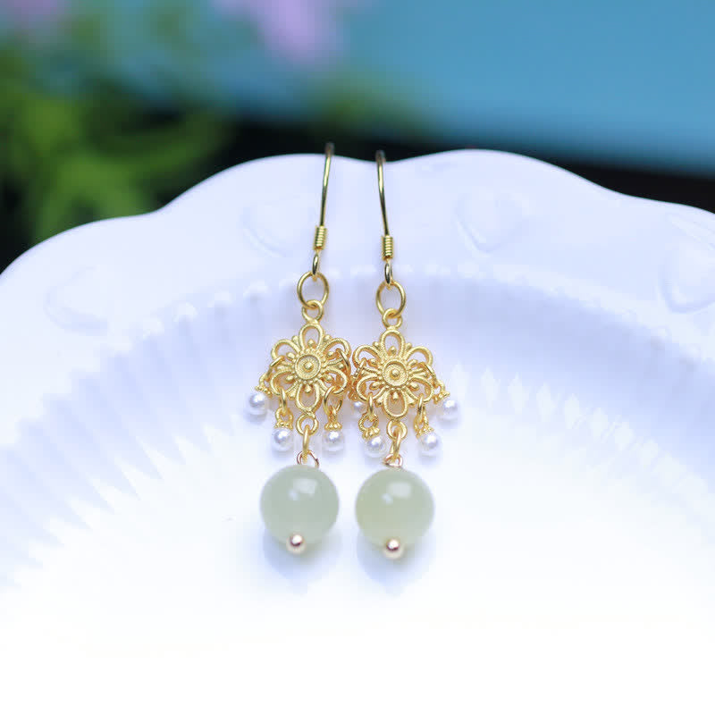 Glückstropfen-Ohrhänger mit Hetian-Jade-Blumenmuster, 14 Karat vergoldet - image 3
