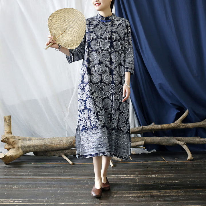 Buddha Stones – Midikleid mit Blumenmuster und Froschknöpfen, Blau /Weiß, Dreiviertelärmel, Batikkleid aus Leinen mit Taschen