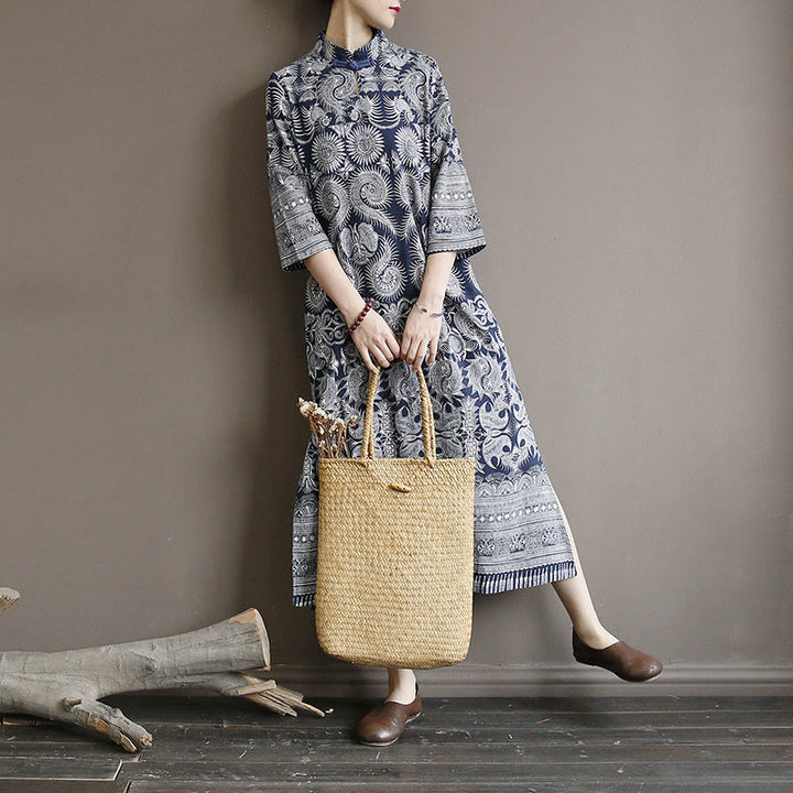 Buddha Stones – Midikleid mit Porzellanmuster in Blau und Weiß mit Froschknöpfen, Dreiviertelärmeln, Leinen-Batikkleid mit Taschen