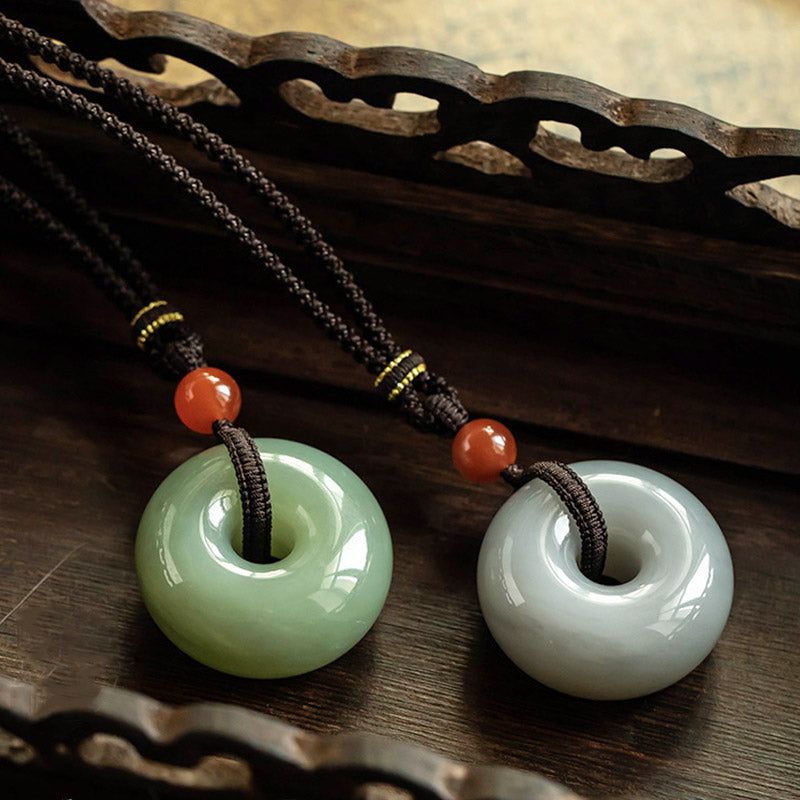 Natürlicher runder Jade-Halskettenanhänger aus grauer Jade mit Friedensschnalle und Glücksbringer - image 3