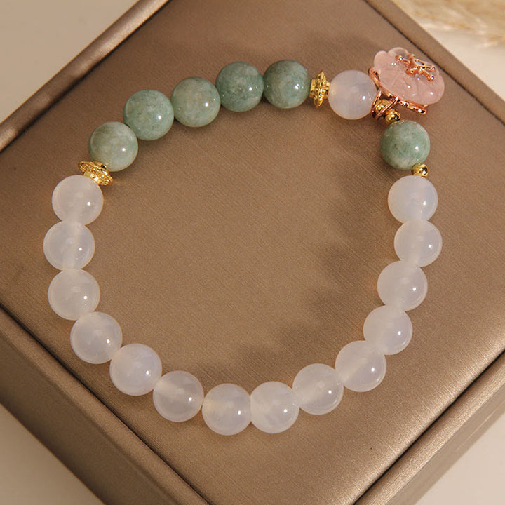 Armband mit Buddha-Steinen , Weiß Achat und Jade, Blumen-Charme, Glücks- und Schutzsymbol