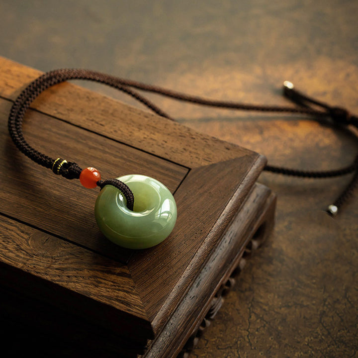 Natürlicher runder Jade-Halskettenanhänger aus grauer Jade mit Friedensschnalle und Glücksbringer - Natürlicher Jade (Farbe kann variieren) - image 0