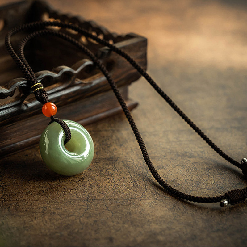 Natürlicher runder Jade-Halskettenanhänger aus grauer Jade mit Friedensschnalle und Glücksbringer - image 9