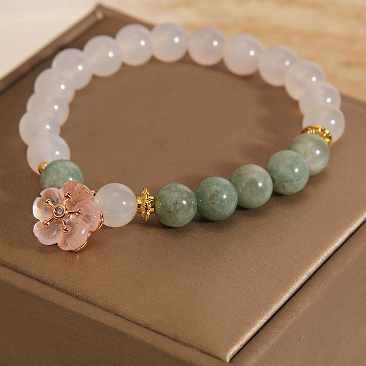 Armband mit Buddha-Steinen , Weiß Achat und Jade, Blumen-Charme, Glücks- und Schutzsymbol