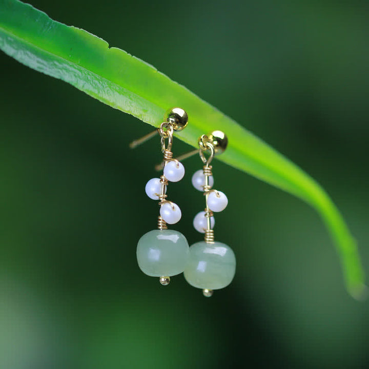 Glückstropfen-Ohrhänger mit Hetian-Jade-Blumenmuster, 14 Karat vergoldet