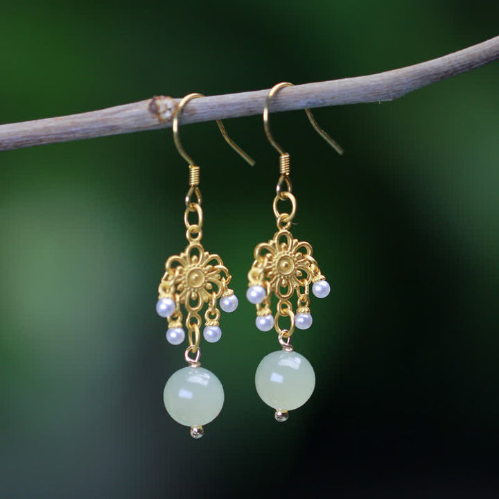 Glückstropfen-Ohrhänger mit Hetian-Jade-Blumenmuster, 14 Karat vergoldet