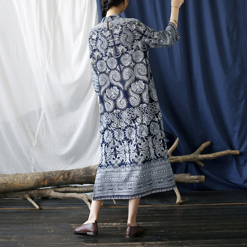 Buddha Stones – Midikleid mit Blumenmuster und Froschknöpfen, Blau /Weiß, Dreiviertelärmel, Batikkleid aus Leinen mit Taschen